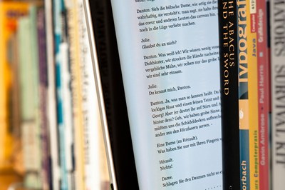 E-Book und Bücher bücherregal ebook reader